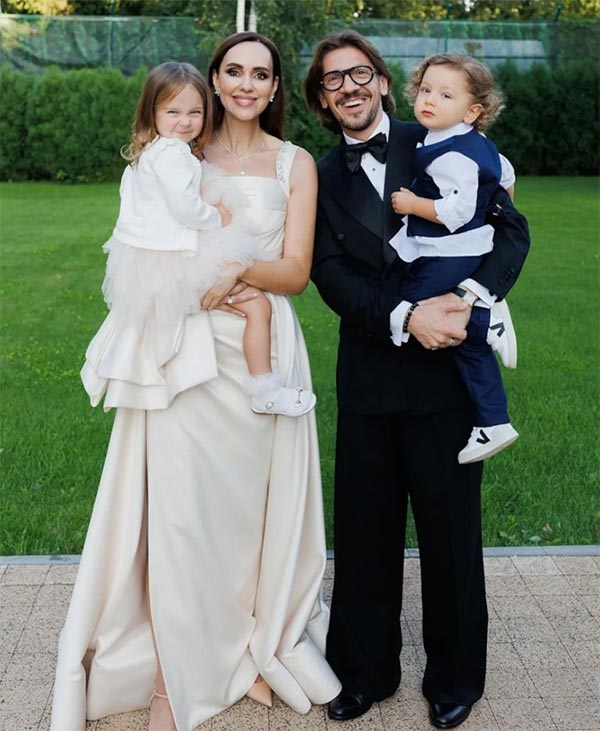 Леонид Овруцкий и жена Юлианна Винер с детьми