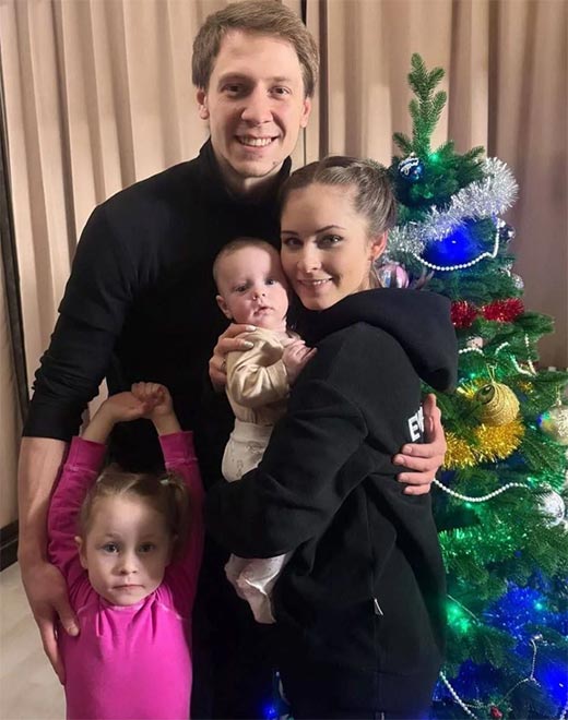 Юлия Липницкая и Дмитрий Михайлов с детьми