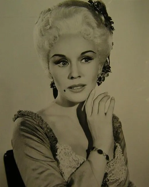 Лиза Дэниэлс в роли Марии II Стюарт