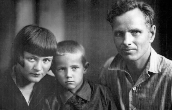 Ливий Щипачёв в детстве с родителями