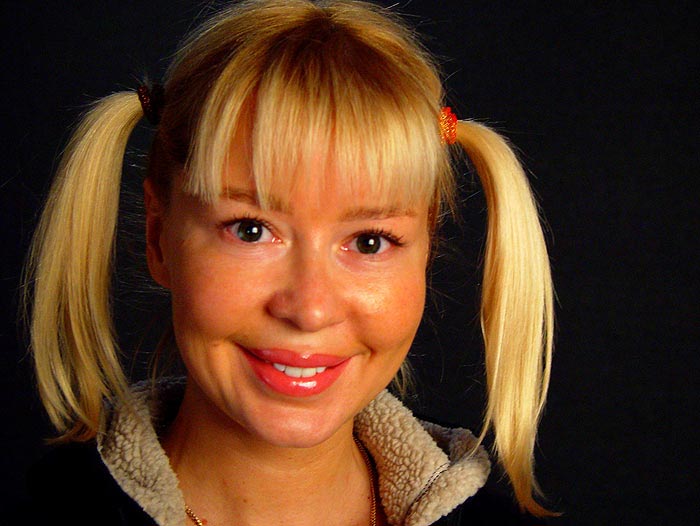 Шұлықтар, мини юбка, сексуалды көйлек және аяқ киім.