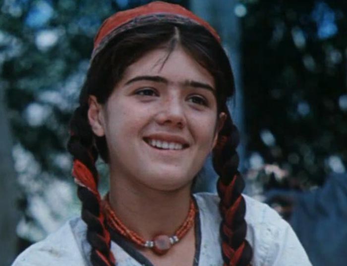 Лола Тайгуншоева в фильме Юности первое утро