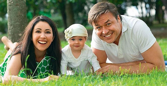 Любава Долински в детстве с родителями