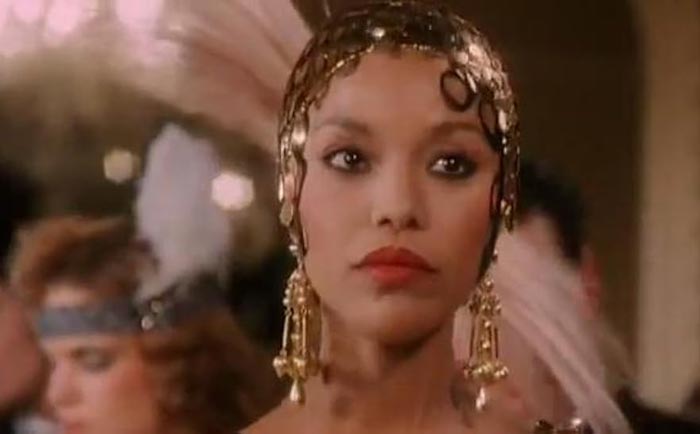 Линн Уитфилд в роли Жозефины Бейкер