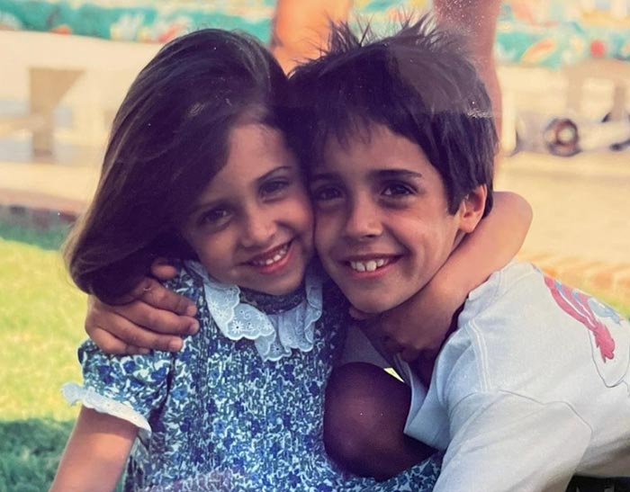 Макарена Гарсия в детстве с братом
