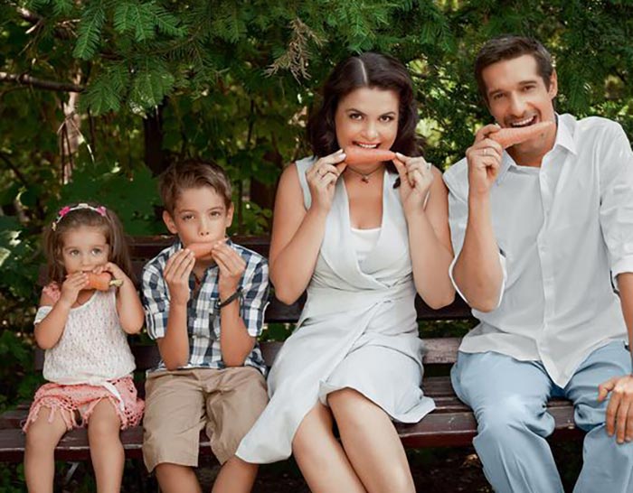 Максим Нелипа с женой и детьми
