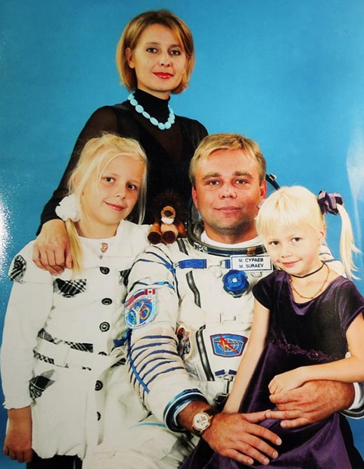 Максим Сураев с женой и дочерьми