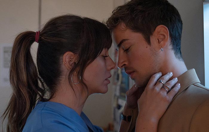 Ману Риос в сериале Чуть дыша