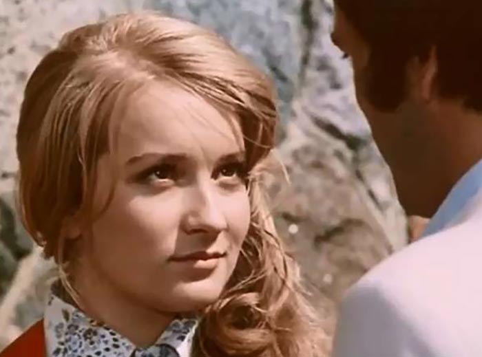 Мара Звайгзне в фильме Фаворит