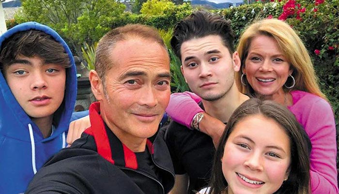 Марк Дакаскос с женой и детьми