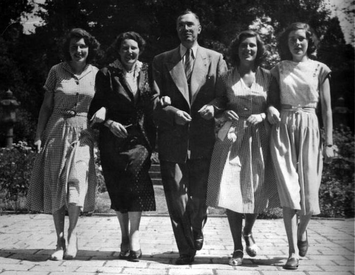 Макс Эйве с женой и дочерьми