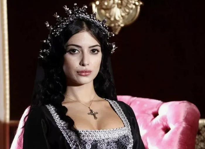 Мелике Ипек Ялова в роли Изабеллы Кастильской