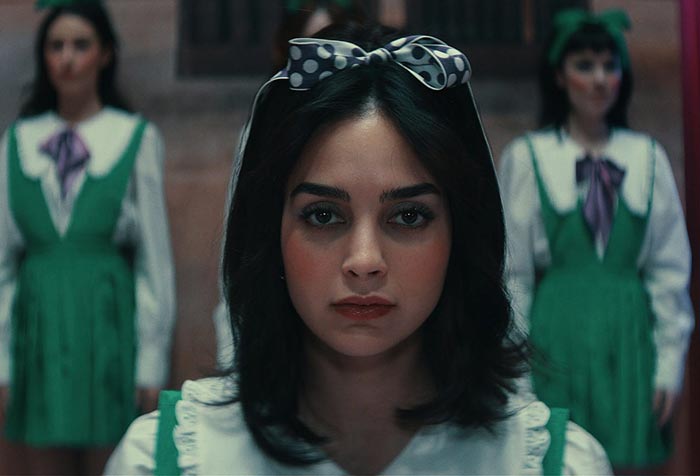 Мелисса Баррера в фильме Мой сосед - монстр