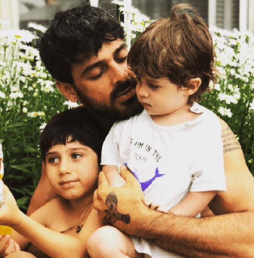 Микеле Морроне с сыновьями