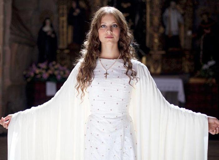 Мишель Хеннер в роли Изабеллы Кастильской
