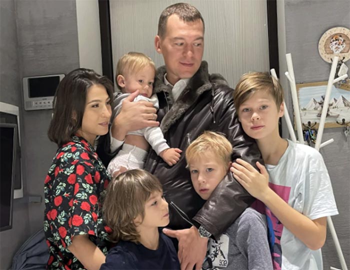 Михаил Дегтярев с семьей