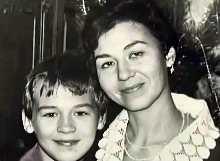 Михаил Дегтярев в детстве с мамой