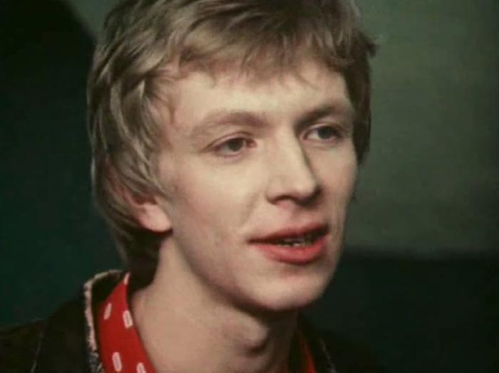 Михаил Неганов в фильме Нам здесь жить