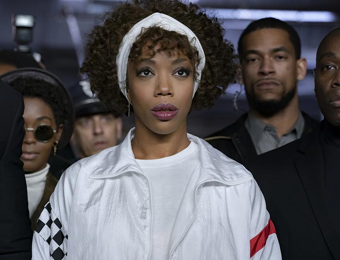 Наоми Аки в фильме Уитни Хьюстон: Потанцуйте со мной