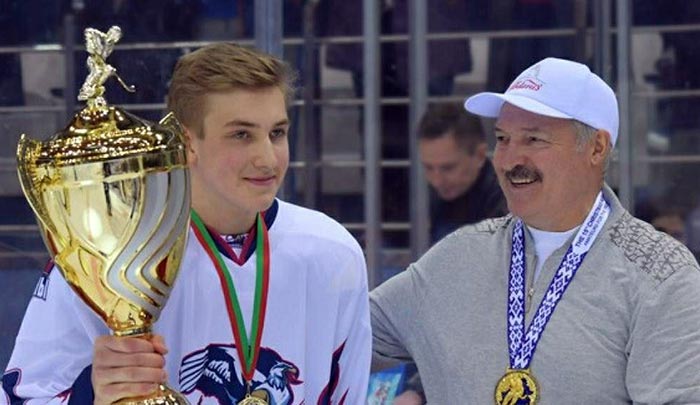 Николай Лукашенко и Александр Лукашенко на хоккейном матче