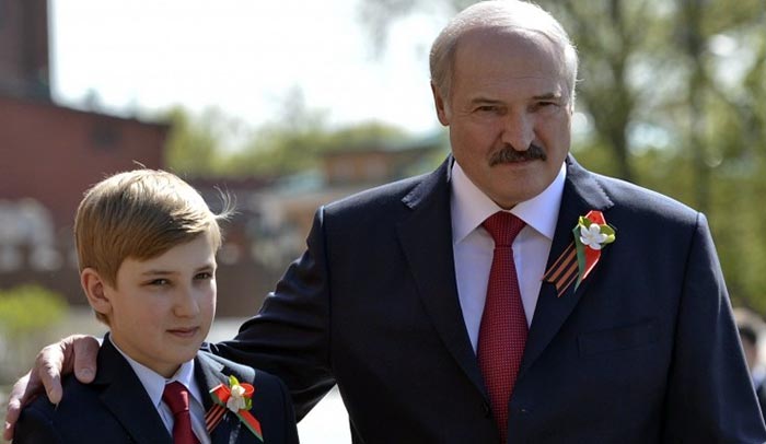 Николай Лукашенко в детстве с отцом