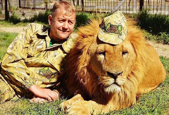 Олег Зубков со львом в парке Тайган
