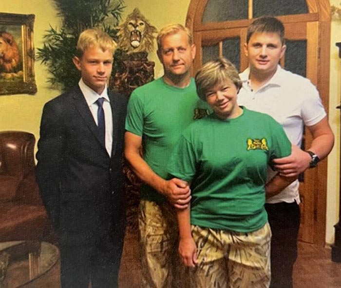Олег Зубков с женой Оксаной и сыновьями