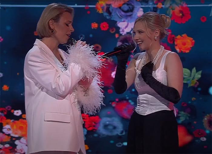 Олеся Мирошниченко и Ксения Гирина в шоу Голос