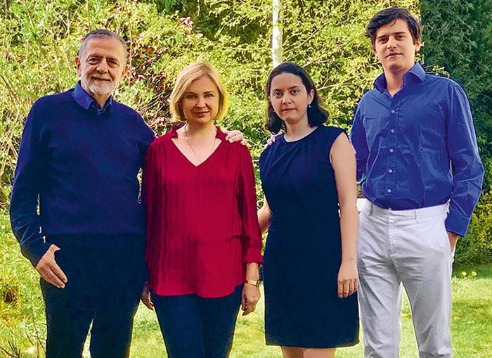 Ольга Семенова и Надим Брайди с детьми