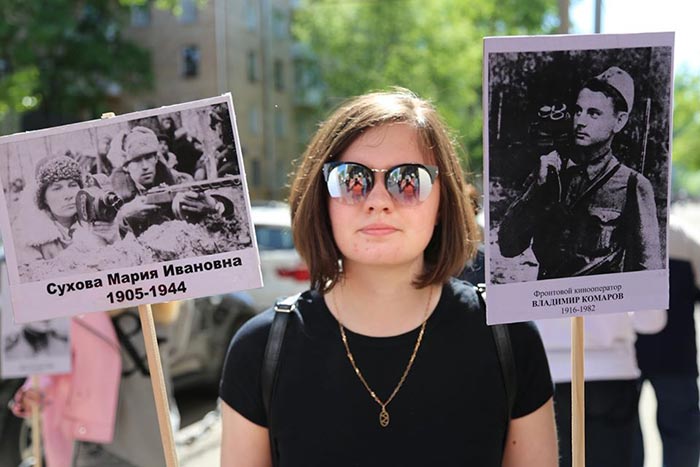 внучка кинооператора Владимира Комарова на акции Бессмертный полк