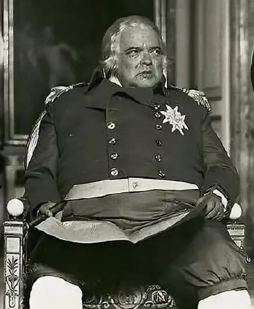 Орсон Уэллс в роли Людовика XVIII