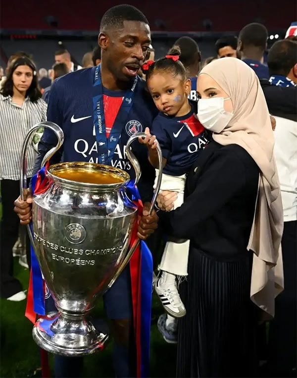 Усман Дембеле с женой и дочерью