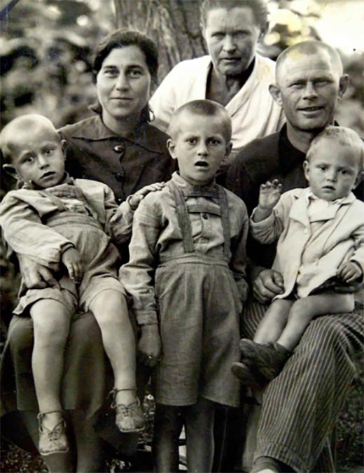 Павел Цыбин с женой и сыновьями