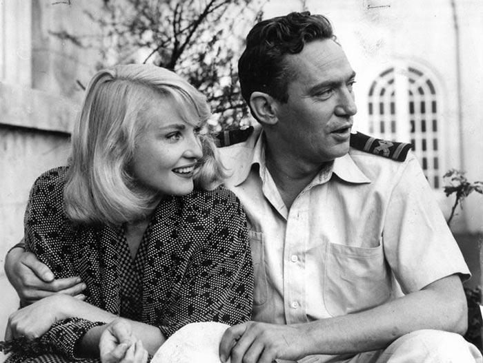 Питер Финч в фильме Поездка домой