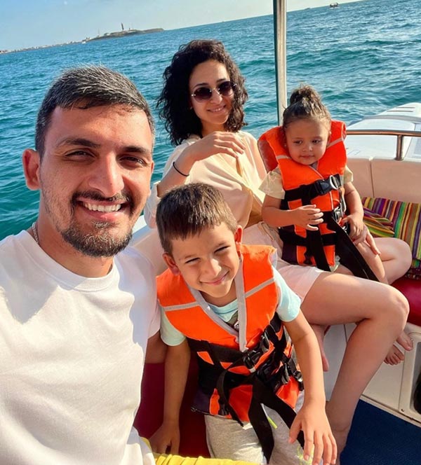 Армен Григорян с женой и детьми