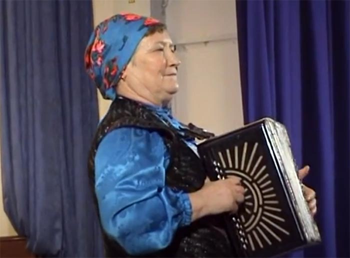 певица и гармонистка Екатерина Антонова