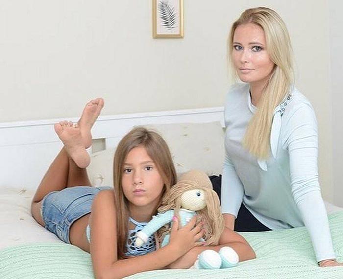 Полина Аксенова в детстве с мамой Даной Борисовой