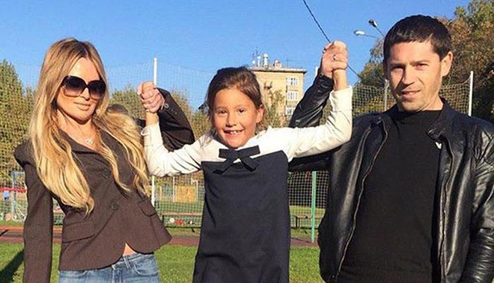 Полина Аксенова в детстве с родителями