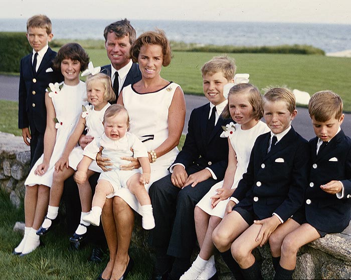 Роберт Кеннеди с женой и детьми