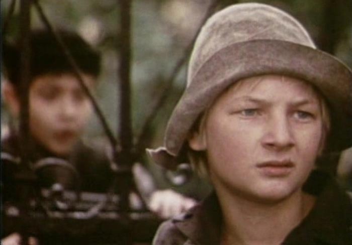 Роман Левченко в фильме Среди серых камней