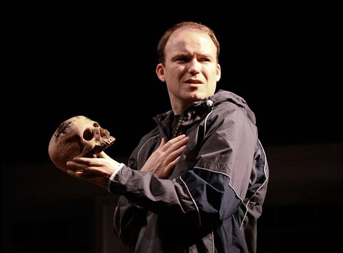 Рори Киннер в фильме-спектакле Гамлет