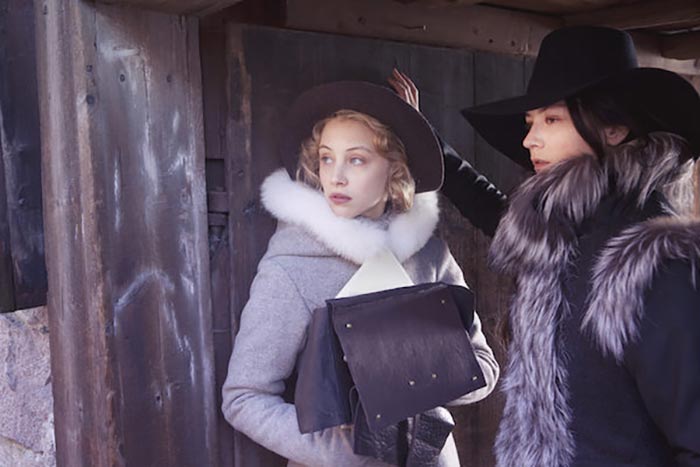 Сара Гадон в фильме Девушка-король