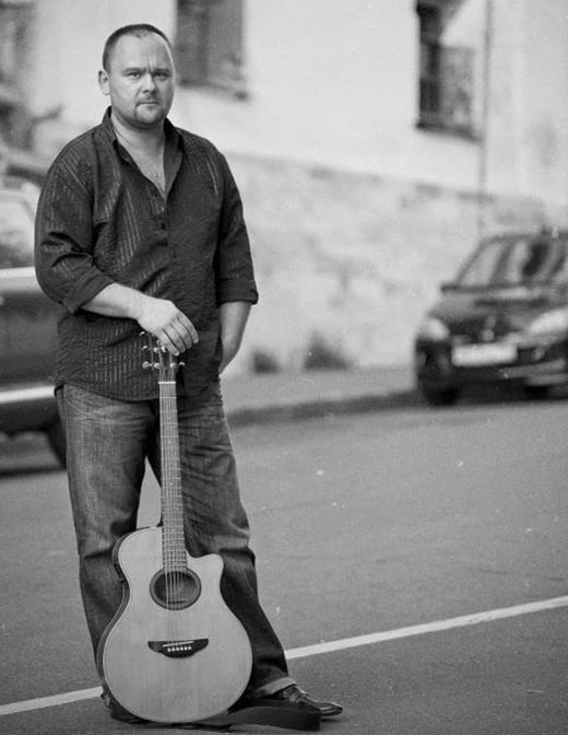 Сергей Гапонов с гитарой