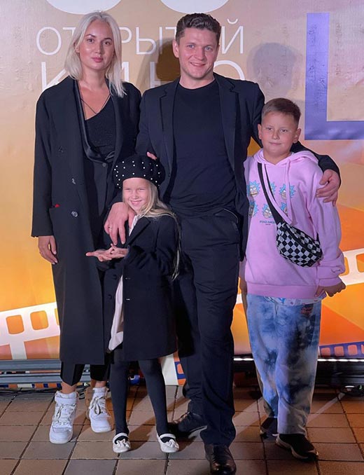 Сергей Жарков с женой и детьми