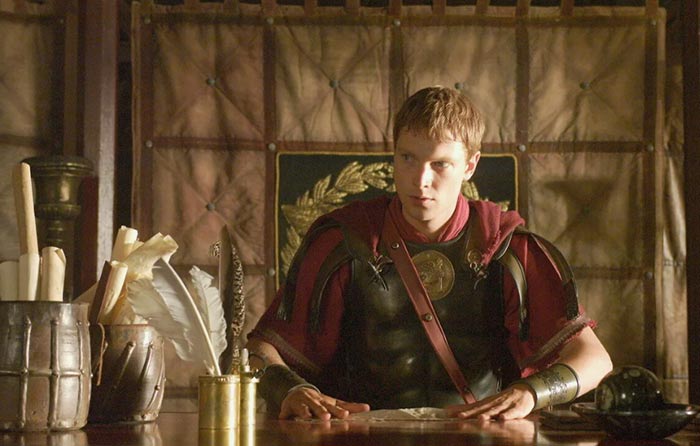 Саймон Вудс в роли Октавиана Августа