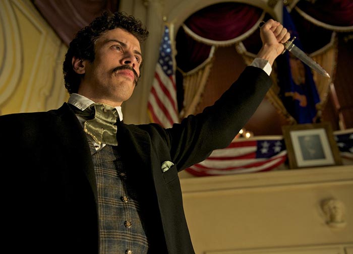 Тоби Кеббел в роли Джона Уилкса Бута