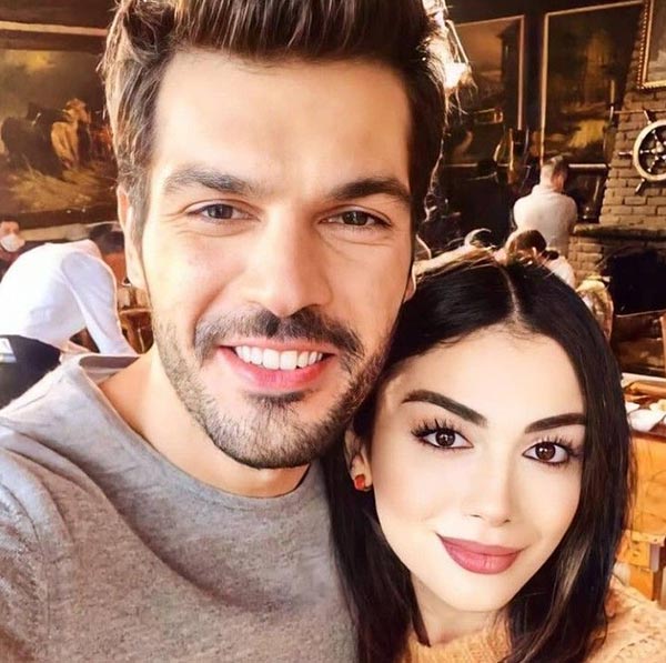 Толга Менди и Озге Ягыз