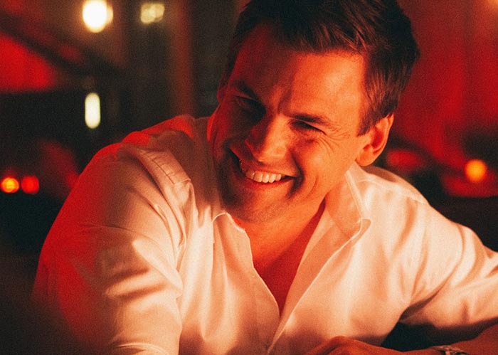 Томми Дьюи в фильме В поисках счастья