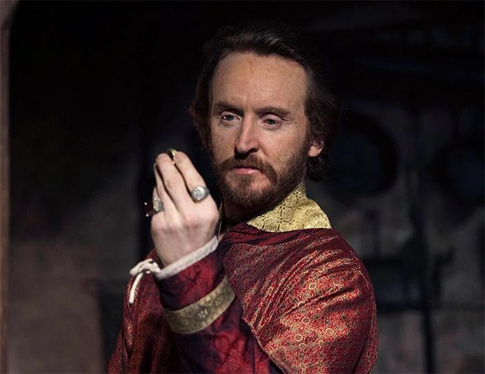 Тони Керран в роли Стефана