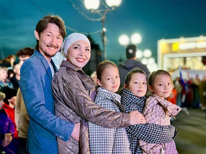 Тимур Кыдыков с женой Эльвирой и дочерьми